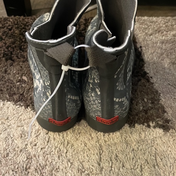 NWOT: Chooka Gray Snake Skin Water proof Boots size 6 - Picture 3 of 5